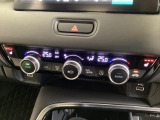 オートエアコンがついてます。左右独立で温度設定のできるデュアルオートエアコンです。パネル内のシートヒータースイッチは前席の左右別々に3段階で温度設定ができます。