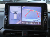アラウンドビューモニターも装備しております。ご覧のように車体を真上か見たような映像なので、車庫入れの苦手なお客様ももうご心配いりません。