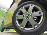 【純正15インチアルミホイール】外観にマッチした純正アルミホイールを装着しております。各種社外アルミホイールや、スタッドレスタイヤも取扱いしております。是非ご相談ください♪