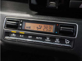 【オートエアコン】温度を設定すれば自動で快適な車内温度を保ちます。エアコン内部の高性能脱臭フィルターで車内のアレルゲンや花粉を除去。