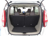 後部座席に座れる状態でも荷室はこれだけ広さがあります!お出かけやお買い物にも重宝します。ついつい買い物しすぎても安心ですね♪