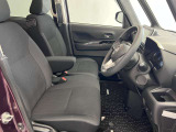 運転席も広くゆとりのある室内です