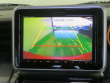 車両後方の映像を映すバックモニター。進路を確認しながら安全に車庫入れできます。