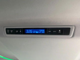 【リアオートエアコン】広い後部座席には必須の機能!風量や温度を自動で調整し前席と同様な車内環境にしてくれるリアオートエアコンを装備。夏の暑さも冬の寒さもストレスなく快適にお過ごしいただけます♪