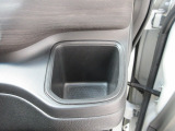 運転席側の手の届きやすい位置にもドリンクホルダーが付いています。