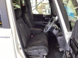フロント広々、ベンチシートの運転席は、ハイトアジャスターが付いているので、快適にドライブができます。ハンドルはチルトステアリングで、ハンドル位置を上下に調節できます。