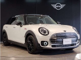MINIのフロントグリルのデザインはイギリスで生まれた当初から、シルバーのサイドバーが折り重なった伝統的なデザインで御座います。その伝統はBMWのお車になってからでも少しずつ形を変えて守られております