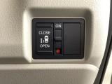 左側電動スライドドアは運転席からでも操作ができるように、ハンドル付近に開閉の操作スイッチが付いています。