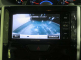 車両後方の映像を映すバックモニター。進路を確認しながら安全に車庫入れできます。