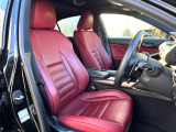 【赤革シート】上質な本革を使用し、高級感あふれる革シート。常に体に触れる部分だから、座り心地の良さにはこだわりたいですね♪汚れの付着や劣化を抑制する内装コーティング施工もおススメですよ♪