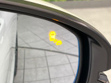 【ブラインドスポットインフォメーション】走行中、ドアミラーの死角になりやすい箇所に後続車が接近するとサイドミラー付近に警告を表示、ドライバーに注意喚起をしてくれます。