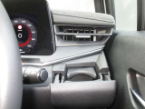 ペットボトルも置ける運転席ドリンクホルダー。エアコンの風で飲み物が適温に保たれます。