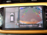 アラウンドビューモニターは、真上から見下ろした様に車の周囲を表示することで、駐車時の安全性と利便性を高めます。