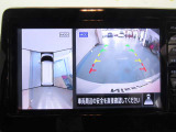 アラウンドビューモニターは4方のカメラで真上から車を見たようにモニターで確認ができます。周辺の安全確認、小さなお子様や障害物も目視で確認できるので駐車のしやすさだけでなく、事故防止にも役立ちます。