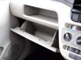 収納たっぷりグローブボックス。