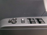 運転席のドアパネルで、パワーウィンドウやミラーの操作ができます!