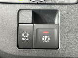【電動パーキングブレーキ】パーキングブレーキは便利な電動式!ボタン一つで操作でき、アクセルを踏めば自動で解除されます♪レバーやペダルが無いので運転席廻りもすっきりしますね♪