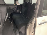 広々とした後部座席です♪気になるキズや汚れなどなく良好な状態です。