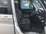 ゆったり、しっかりと座れるシートに運転席は高さ調節可能なハイトアジャスター付き!シート位置の前後と高さ、ハンドルの上下調節で自分にあった最適なポジションを見つけることができます!
