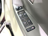 【電動格納ミラー】サイドミラーは電動格納式となっており、狭い駐車場でもキズがつくリスクを抑えられます。
