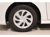 ■装着ホイール■  スチールホイール&車体デザインにマッチングしたホイールキャップです。空気抵抗を少なくして燃費向上にも貢献しています。