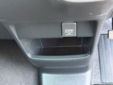 足元には便利なセンターロアボックスを設置。車内を整理しやすく、使い勝手の良さが魅力です。