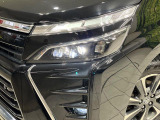 【LEDヘッドライト】悪天候や夜間走行時も良好な視界を確保し安心して運転できる高輝度LEDヘッドライトを装備!点灯速度が早く、消費電力も抑えられています。