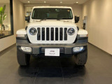 Jeep伝統のセブンスロットルグリルを引継現在風にアレンジされております。