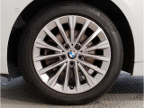 BMWの純正アロイホイールは軽量かつ強度にも優れているホイールで走行性能を引き上げる設計になっております。足元にもBMWは妥協がなくこだわっている個所になります。