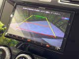【バックカメラ】駐車時に後方がリアルタイム映像で確認できます。大型商業施設や立体駐車場での駐車時や、夜間のバック時に大活躍!運転スキルに関わらず、今や必須となった装備のひとつです!