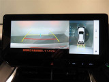 バック時の運転をサポートするバックガイドモニター&パノラミックビューモニター付き