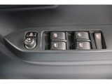 パワーウィンドウスイッチ。各席の窓を運転席から操作できます。