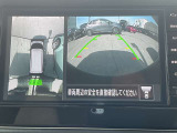 アラウンドビューモニターです。上空からお車の周りを見る感覚で表示されますので、車庫入れも簡単
