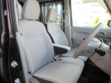 ★フロントシートです。運転席には座面の上下調節が可能なハイトアジャスターが装備されております。車内にタバコ臭のように嫌な臭いも無く綺麗な状態です。