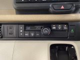 セレクトレバーの左上にオートエアコンがついてますので、簡単操作で快適に過ごせます。リア熱線のスイッチの中に、雪道に対応したサイドミラーヒーターも入っています。