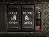 【両側パワースライドドア】両側がパワースライドドアになっており、運転席のスイッチやスマートキーでも開閉が可能です!開口部も広いので乗り降りも楽々♪