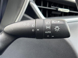 【オートライト(AUTO)】外の明るさをシステムが感知して、自動でヘッドライトが点灯します。ヘッドライトをつけ忘れを防ぐ便利機能です。