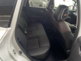 足元ゆったりの後部座席!大人二人が並んで座っても広々空間でドライブをお楽しみいただけます☆