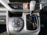 オートエアコン装備車です!温度を設定するだけで快適な車内環境を維持できます♪