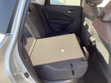 分割式リヤシートを倒しますとさらに荷物が積めます☆