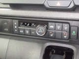 エアコンはオートエアコンでお好みの温度調整が出来、オールシーズン快適にドライブできます!フロントシートの座面に2段階調節のシートヒーターを内蔵。身体を直接温めることができます。