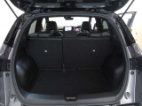 後部座席に座れる状態でも荷室はこれだけ広さがあります!お出かけやお買い物にも重宝します。ついつい買い物しすぎても安心ですね♪