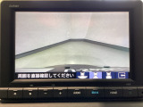 【バックカメラ】運転が苦手な方も車庫入れラクラクです!ギアをリバースに入れれば自動的に切り換わりますので、面倒な操作は不要です♪狭い駐車場もお車を傷つけず安心ですね!