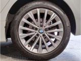 BMWの純正アロイホイールは軽量かつ強度にも優れているホイールで走行性能を引き上げる設計になっております。足元にもBMWは妥協がなくこだわっている個所になります。