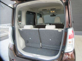 ★ラゲッジルームです。バックドアが大きく開きますので、お荷物の出し入れが楽々です。
