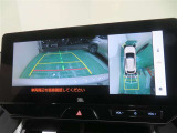 パノラミックビューモニター搭載。カメラで車両周囲の状況を映し出すため、狭い場所での駐車などに役立ちます。