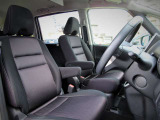 『ハイウェイスタ-』らしくスポ-ティ-な印象のブラック系インテリア。 前席にはSRSサイドエアバッグを備えています。