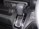 インパネシフトなら、足元広々でゆとりの空間を実現。スムーズなシフト操作と開放感で、運転席も助手席も快適なドライブが楽しめますね☆