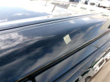 ルーフの助手席側中央付近にキズがあります。