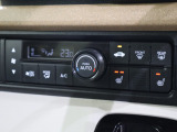 フルオートエアコンが装備されています!お好みの温度設定をするだけでエアコンの風量やモードの切り替えを自動でコントロールしてくれます!ユーザーの操作が少なく燃費走行にもつながります!